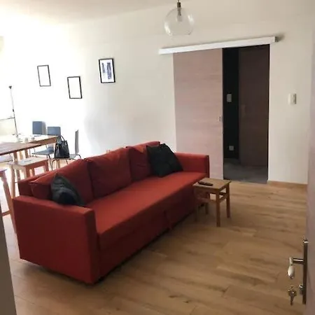 Fully Equipped Two Bedroom Schuman Area Apartment