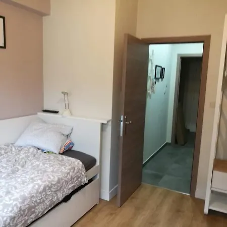Fully Equipped Two Bedroom Schuman Area Apartment *